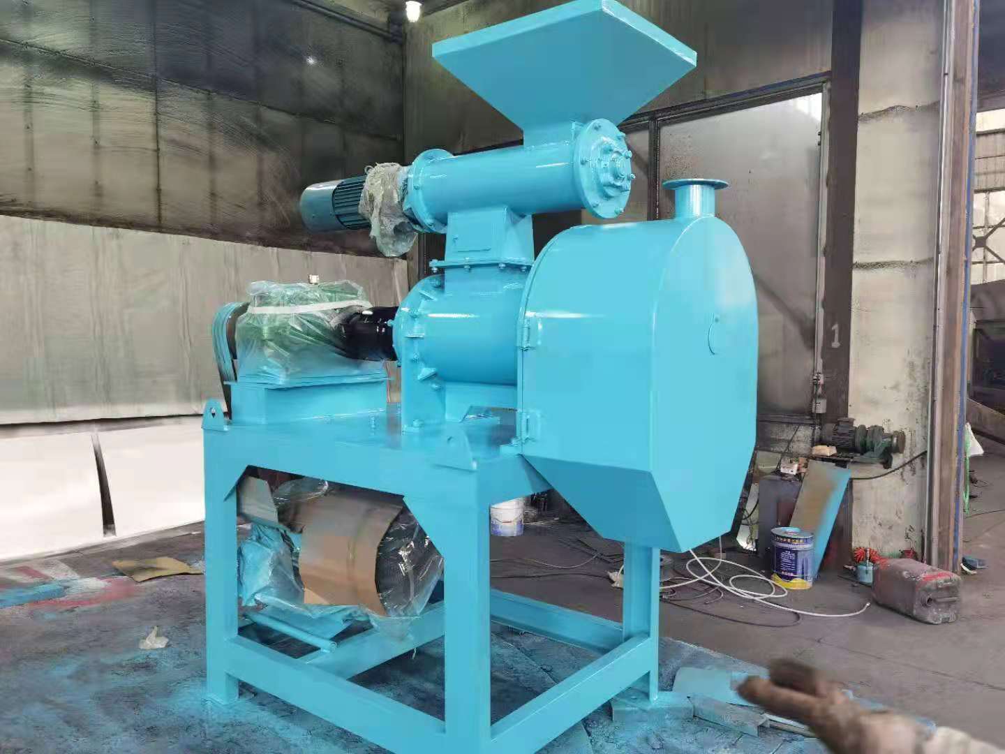 怎樣把豬糞加工成有機(jī)肥呢？(圖1)