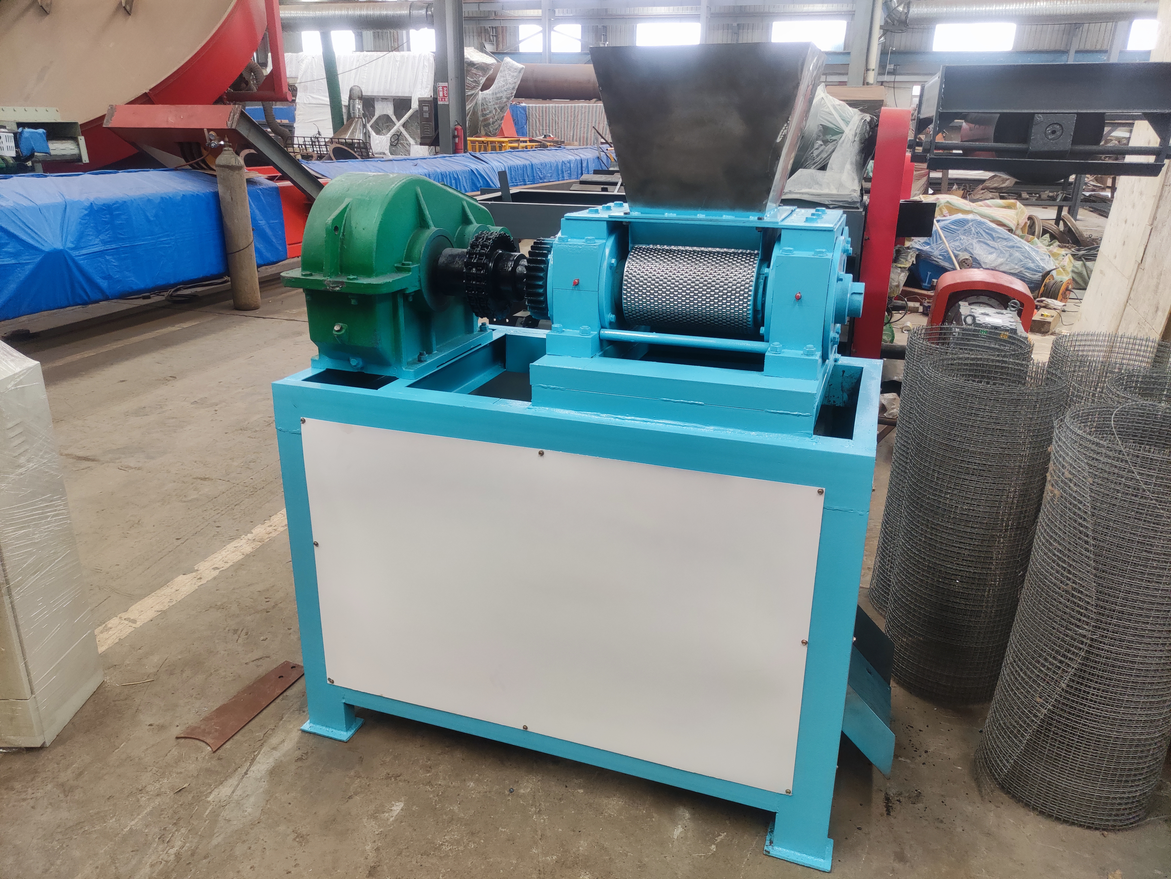  有機(jī)肥造粒機(jī)在使用和操作時(shí)有哪些注意事項(xiàng)？(圖1)